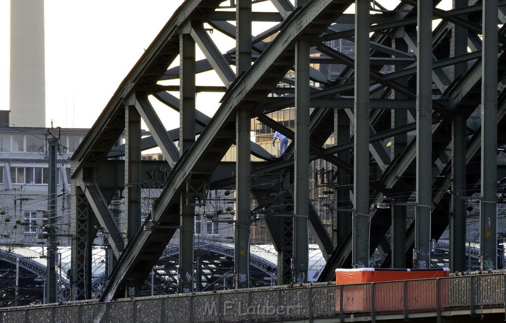 PSpringt kein Suizid Brueckenspringer Koeln Hohenzollernbruecke P185.JPG - Miklos Laubert